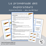 Enfants explorant la cour extérieure pour trouver des éléments naturels liés au thème de l’océan.