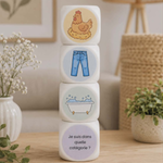 Ensemble de 4 dés éducatifs pour stimuler le langage et l’accès lexical chez les enfants avec images colorées, catégories, fonctions et questions de conversation.