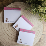 Bloc de notes autocollantes « Chaque mot compte » avec Lumi, mascotte du Moulin à Paroles. Papeterie québécoise douce et minimaliste pour le bureau et l’organisation quotidienne.