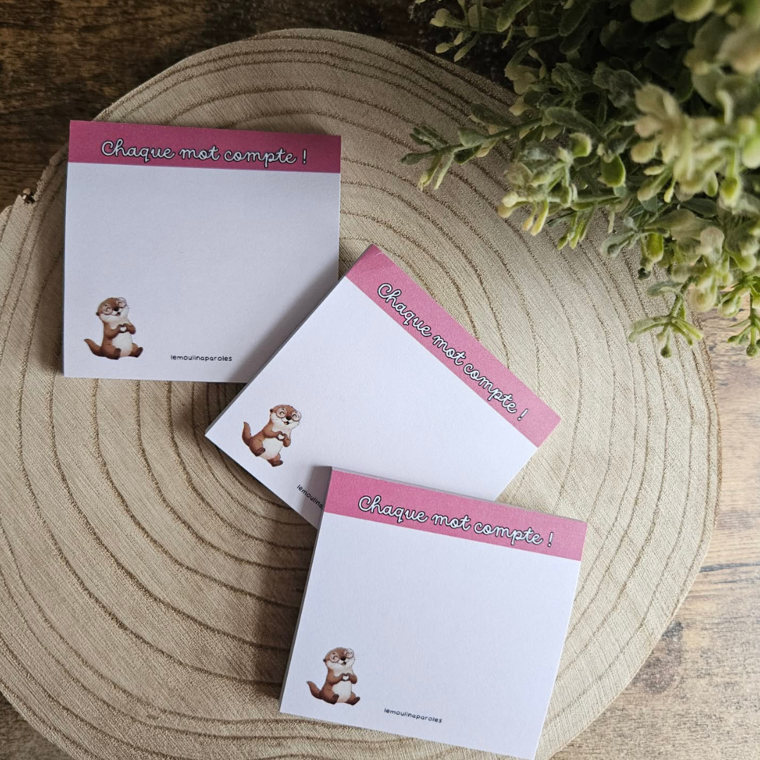 Bloc de notes autocollantes « Chaque mot compte » avec Lumi, mascotte du Moulin à Paroles. Papeterie québécoise douce et minimaliste pour le bureau et l’organisation quotidienne.